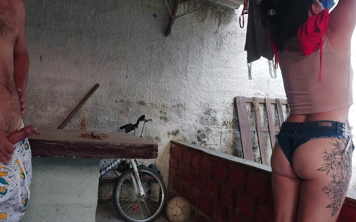 Kasallpimenta: Cô phục vụ đến với chiếc quần đùi denim ngắn, bó sát...