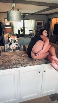 热辣的家庭主妇在每个人外出时玩耍