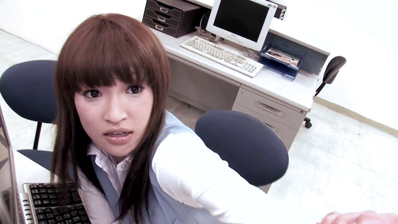 Asiatiques: Sekretářka přinucena kouřit ptáky