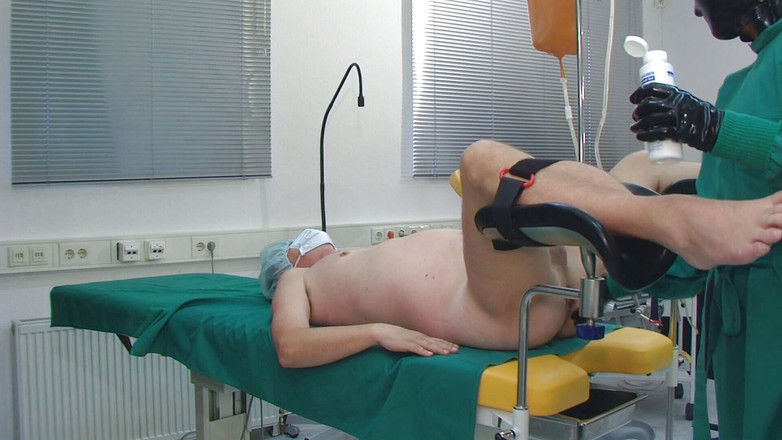 Rubber & Clinic Studio - 1ATOYS: Bizarní gumový klystýr sestřičky