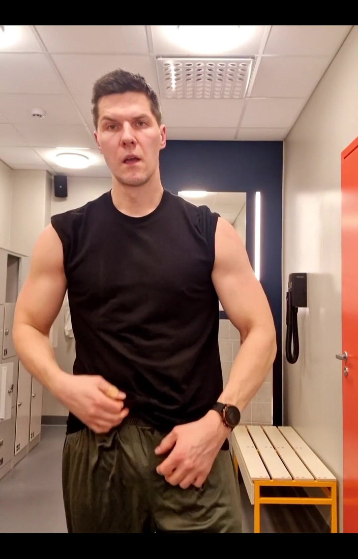 Awesome A: लॉकर रूम सामान