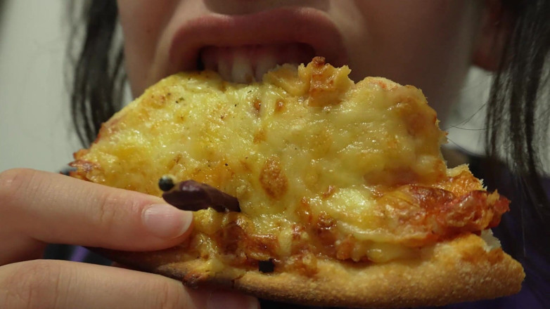 AmayaMori: La cena gigantessa della pizza prende un turno selvaggio minuscolo...