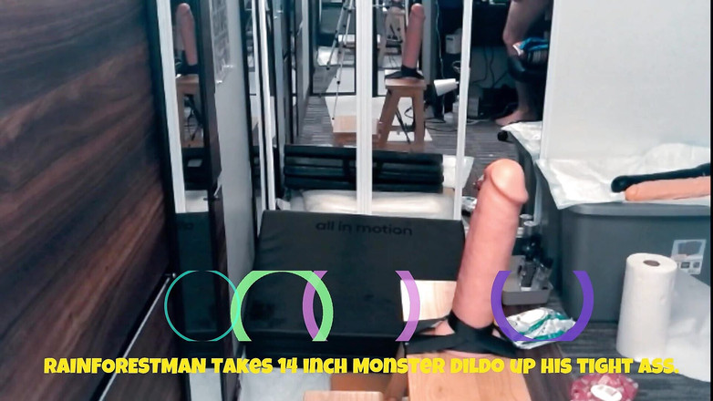 Rainforestman: Hutan hujan mengambil dildo raksasa 14 inci ke dalam pantat ketatnya.