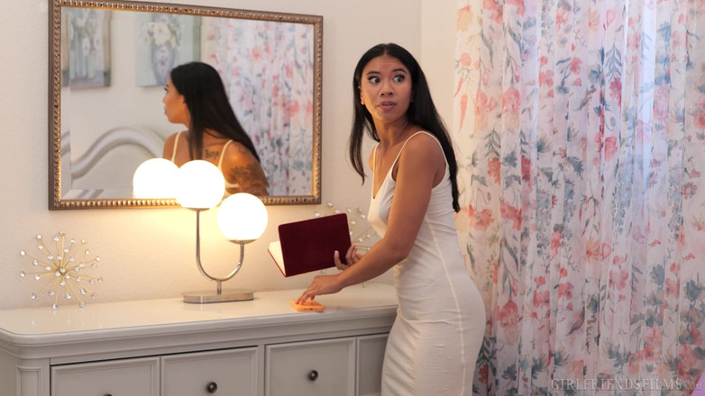 Girlfriends Films: Girlfriendsfilms Secret lesbica Diaries # 14 - scena 4