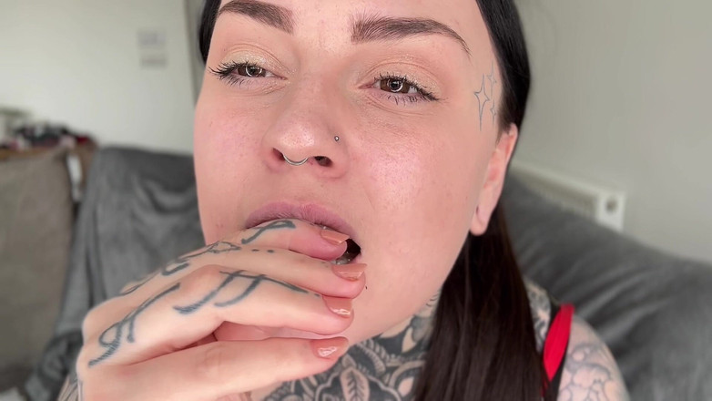 Miss Valentina: Fetish kawat gigi