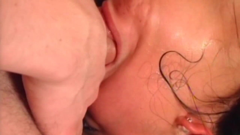 Muschi movie official: Брюнетке раздаливается ее киска тремя жесткими членами