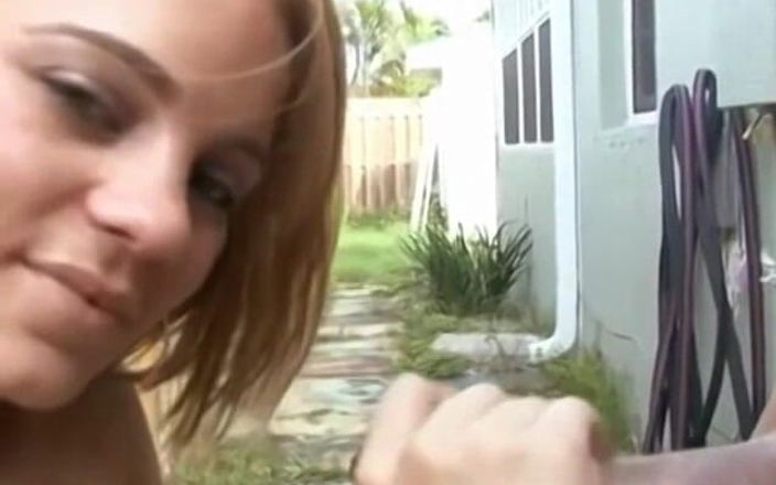 Homegrown Handjob: Kirra делает потрясающую дрочку