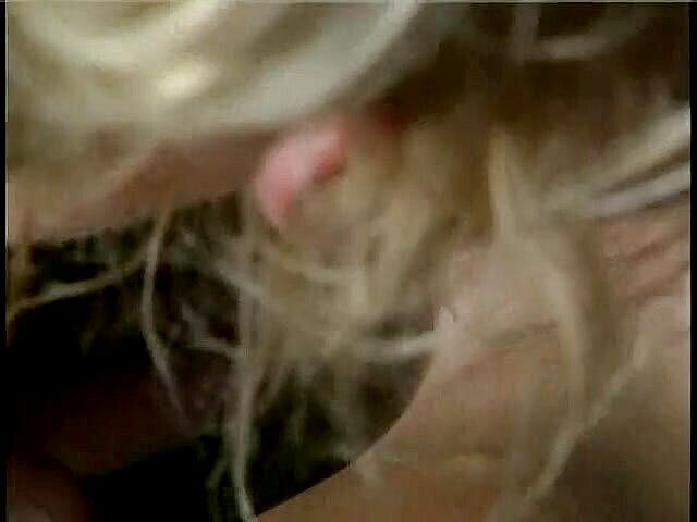 Girls of Desire: Две женщины трахают друг друга хуем