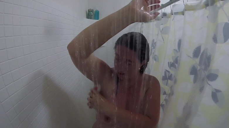 Lizzy Price: Shower time fun while singing