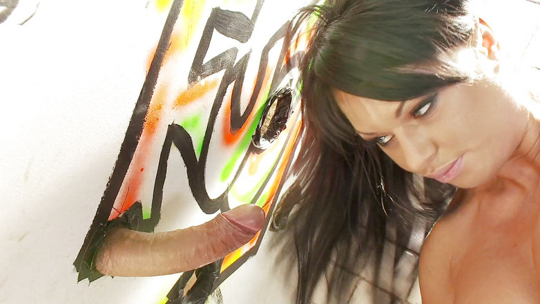 Radical: Gloryhole xxx alla puttana piace grosso