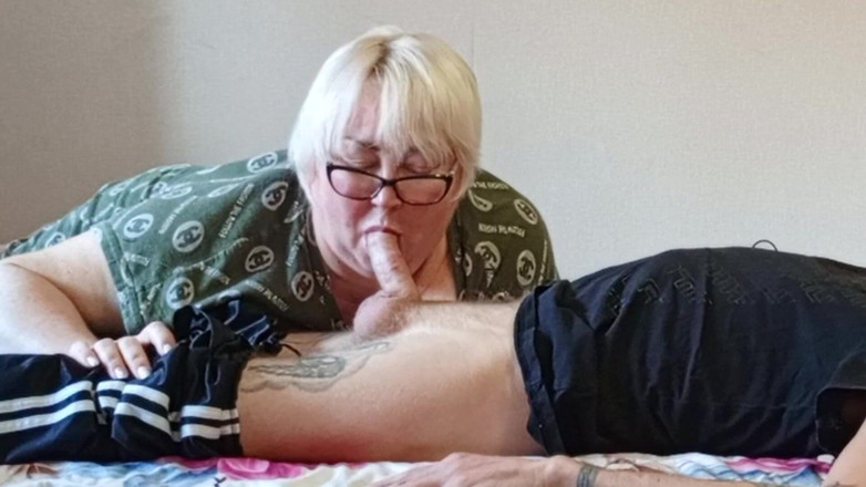 Zona901: La vicina ingoia ogni ultima goccia di sperma