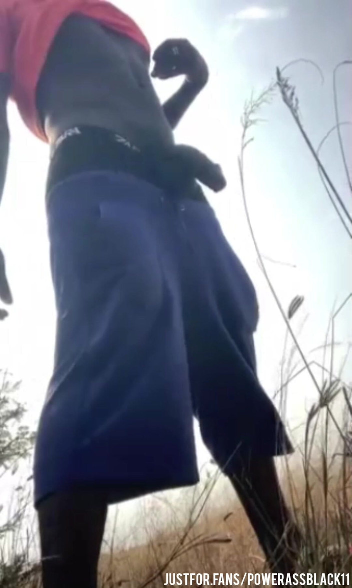 WildFreakBottom: ブッシュで一人で激しく自慰をする