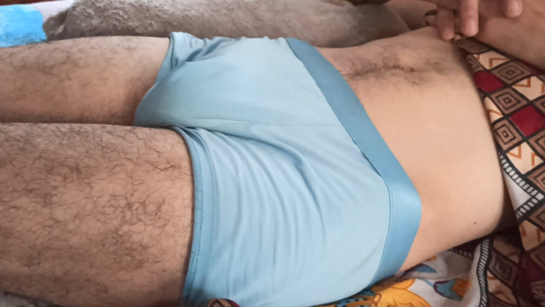 Desi__Panda: Eerste keer ondergoed van mijn kamergenoot openen en zijn afgesneden...