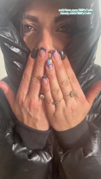 ถุงน่องยั่วยวนกับเสื้อแจ็คเก็ตยาวนุ่มฟู เล่นเฟติชอุ่นๆ กับสาวอเมริกัน MILF