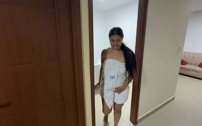 Alicilanyn09: Ibu tiri pemalu saya sedang mandi semasa saya menontonnya secara...