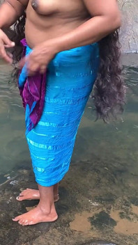 La regina del re per fare il bagno e la foresta abitava l'acqua su di lei e su di lei