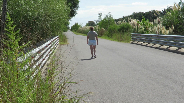 Milfcamsex: Патриція на мосту через дорогу