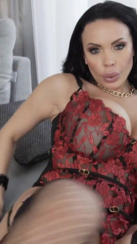 熟女アナスタシアドールは、彼女が一人でいるときに太いチンポを懇願します