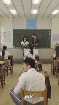 Model TV - remaja Asia comel dikongkek dalam bilik darjah