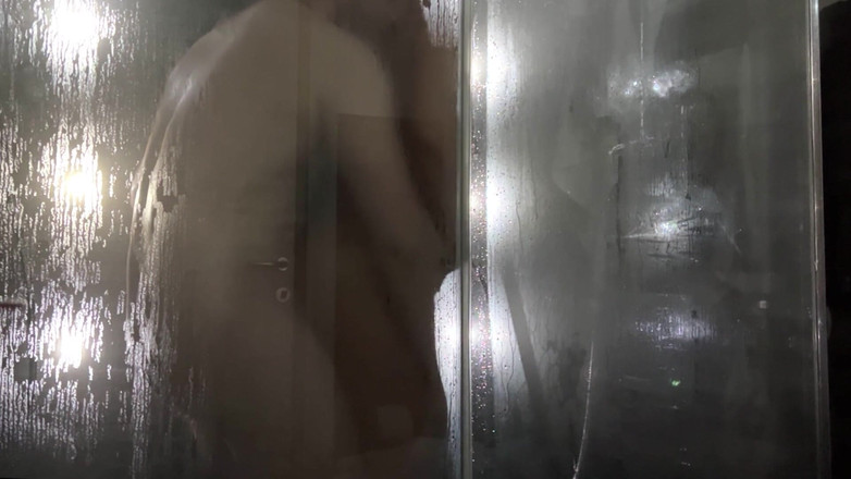 ManMaxCum: Schwanz Schlüpfte in Die Seifige Vagina Der Zierlichen Brünetten