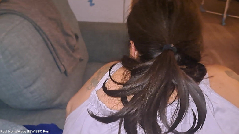 Real homemade BBW BBC porn: 내 보지를 핥고 오르가즘을 느끼는 남편에게 펠라 해주기