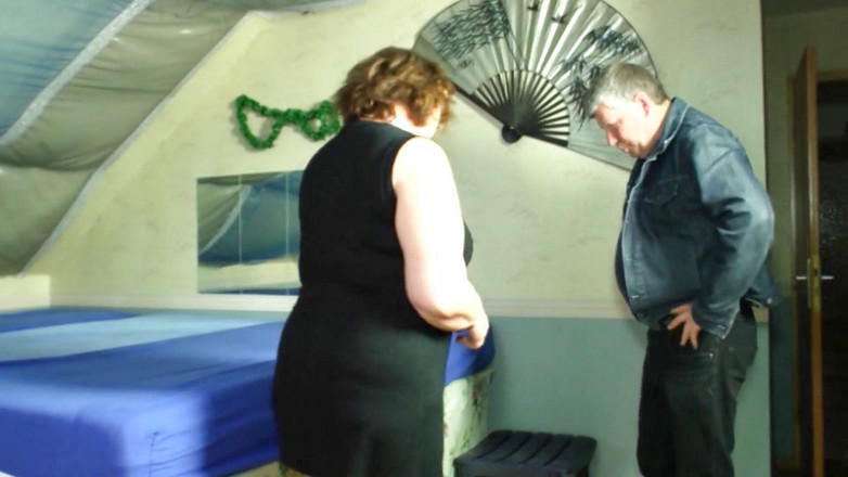 Nightclub Mature: Awek montel Jerman dikongkek pantat besarnya