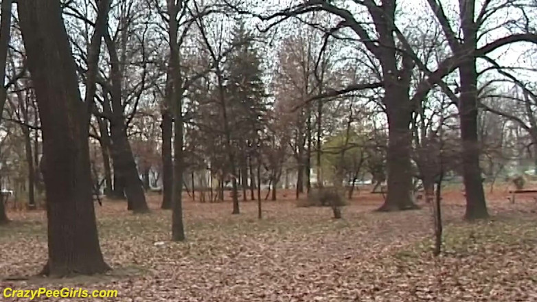 Crazy pee girls: Young chick peeing in the park