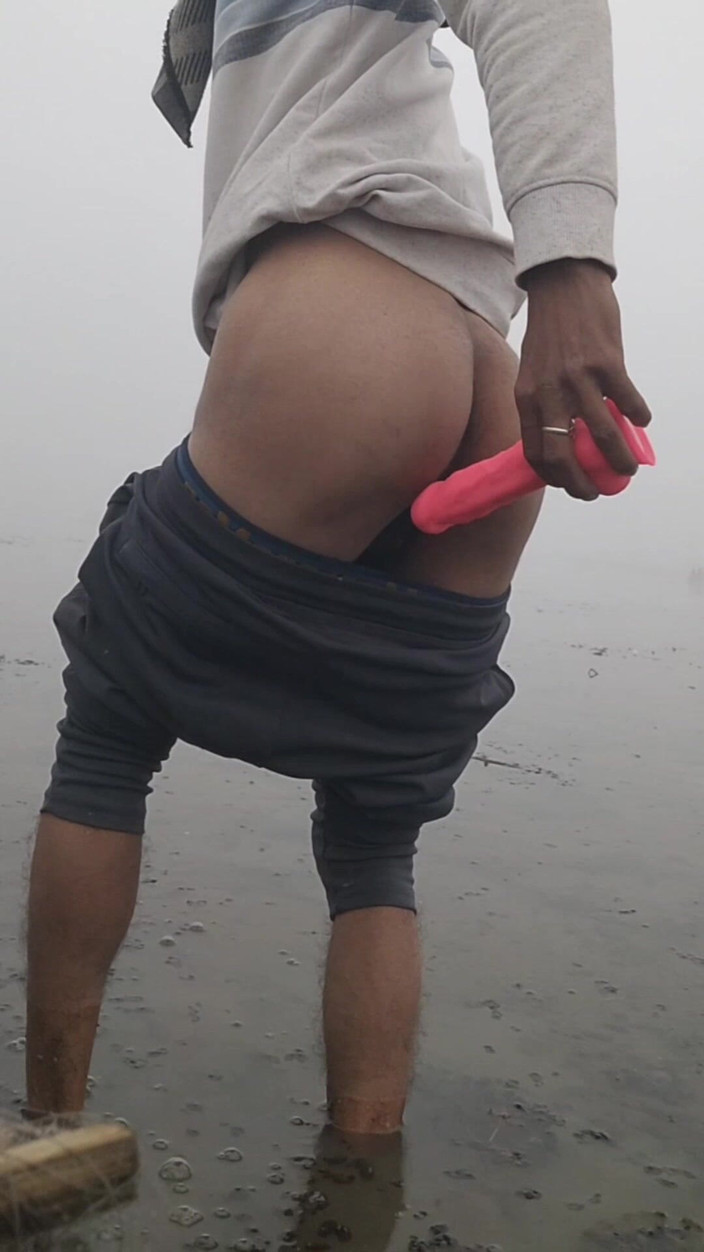 Desimast7: Un giovane ragazzo arrapato si scopa il culo con un...