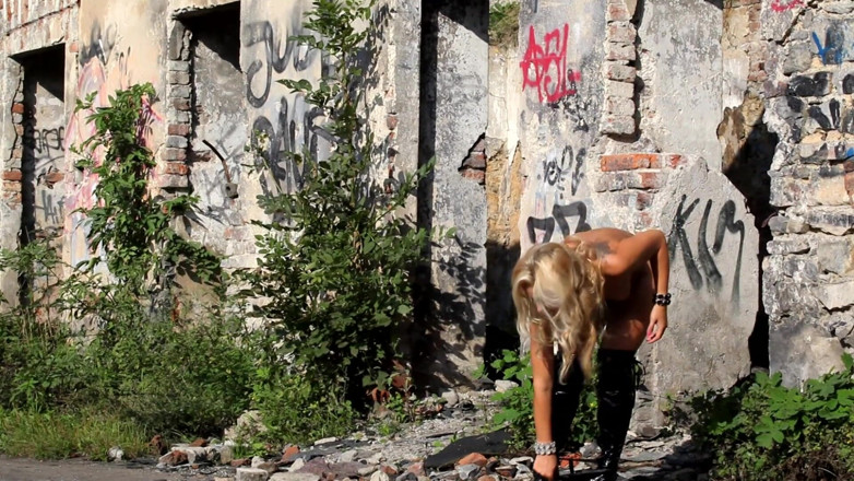 Public Entertainment: Naughty blonde MILF in heat
