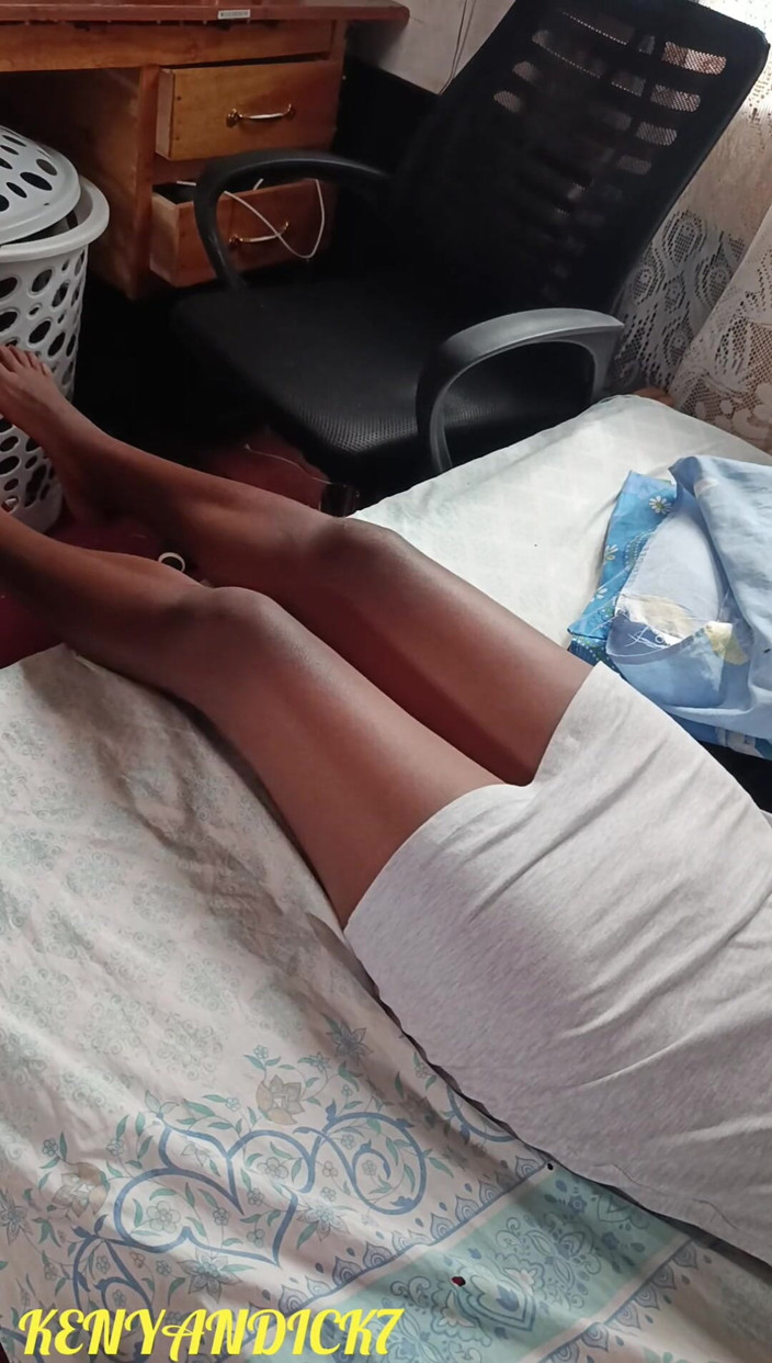 Kenyan Dick: 晨光操阴毛浓密的娇小巧克力女士，因为她为快乐而呻吟