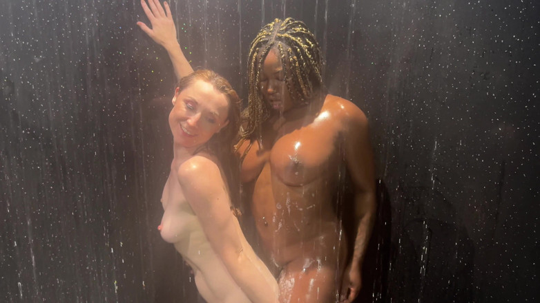 Xeinna Rose: Plaisir Lesbien Interracial Sous La Douche