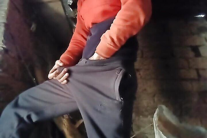 Gangbang straight: Seluar hitam melancap di bilik persalinan