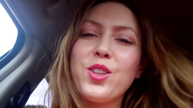 Leon Lambert Girls Twerk Parties CFNM: Youtube Star सड़क पर यातायात भारी होने पर खुद को उजागर करती है