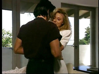 The Anal Queens: Prsatá blondýnka kouří na gauči