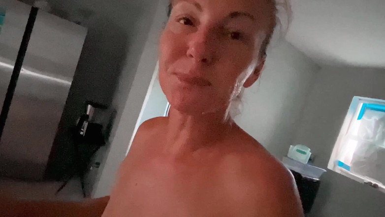 Farmers Wifey: La reina de la orina somete su orina del mostrador...