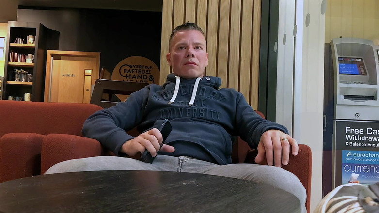 NakedFoxx: Gewagt, im beschäftigten café zu wichsen - intensives öffentliches kommen