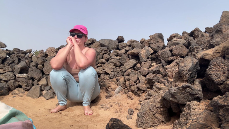 Emma Voyeur: Beach Jeans Wetting - Sandy En Doorweekt
