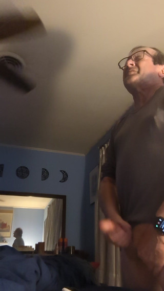 Hung Grandpa: Doufám, že se ti líbí vidět dědu stříkat