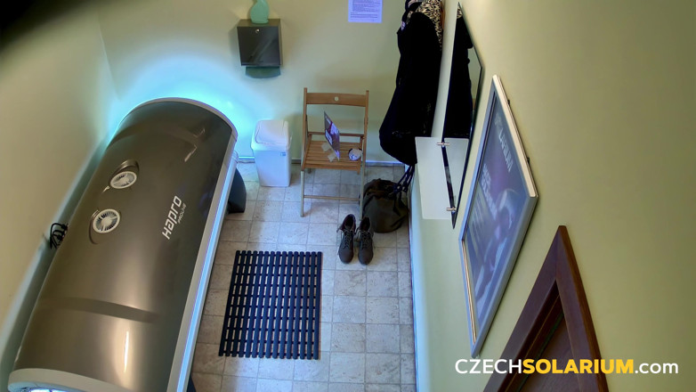 Czech Solarium: Çek solaryum 75: ince güzellik sıkı ıslak amcığını gösteriyor