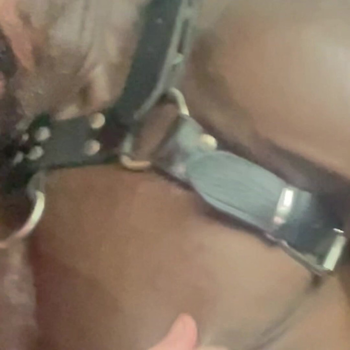 Black mature kinky muscle: Mezirasová hra s velkým černým pérem a honění