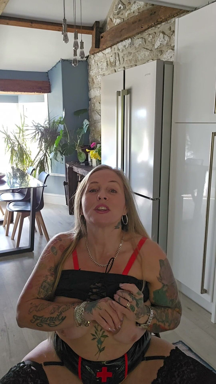 Kitty James: Verpleegster Kitty te hulp