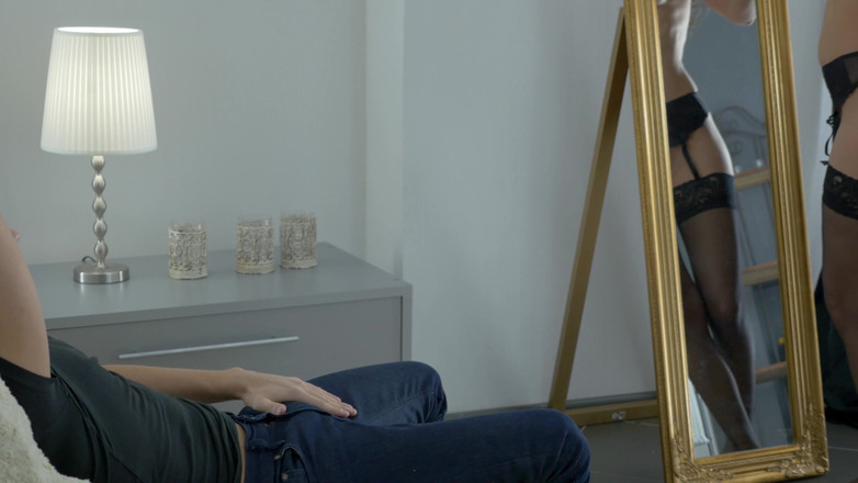 Adult Deluxe: Dewi Berdada Mempamerkan Kemahiran Seksnya