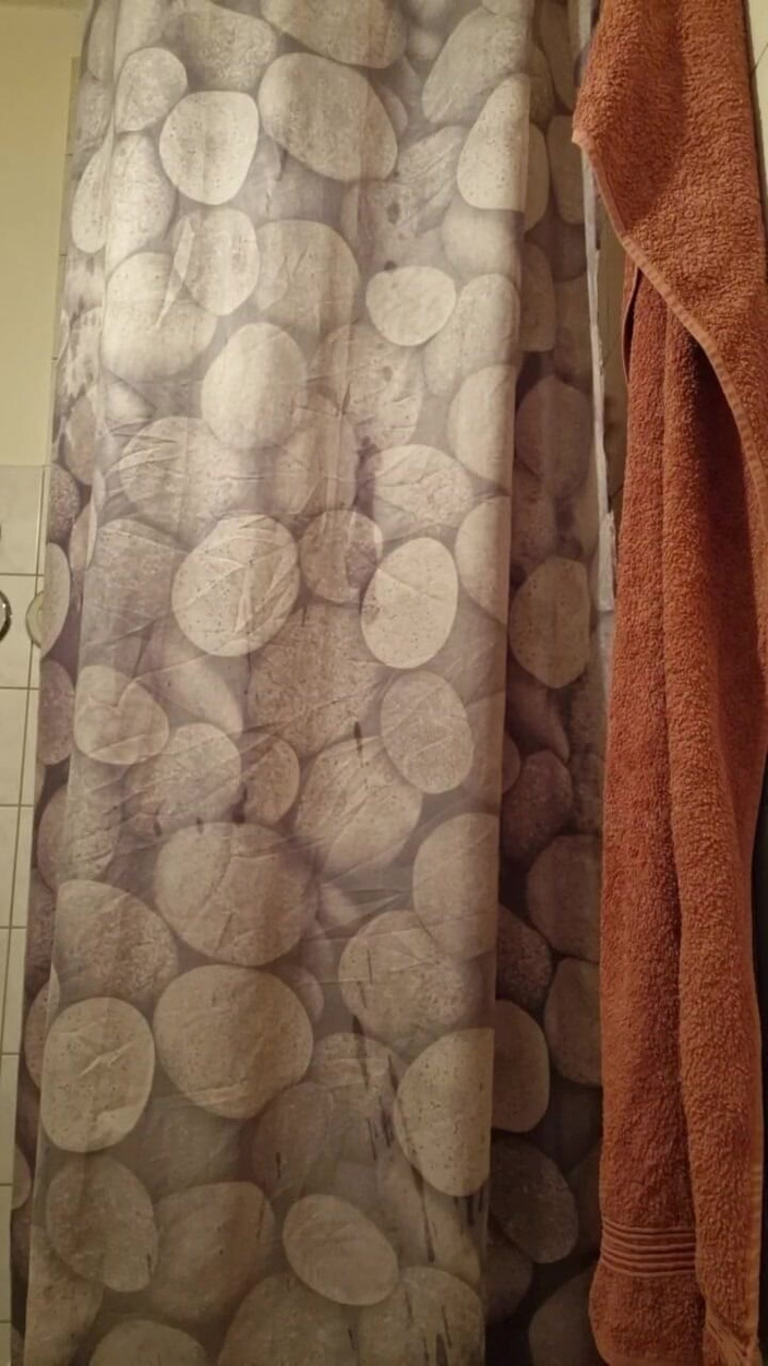 Mad Mac: În timp ce face duș