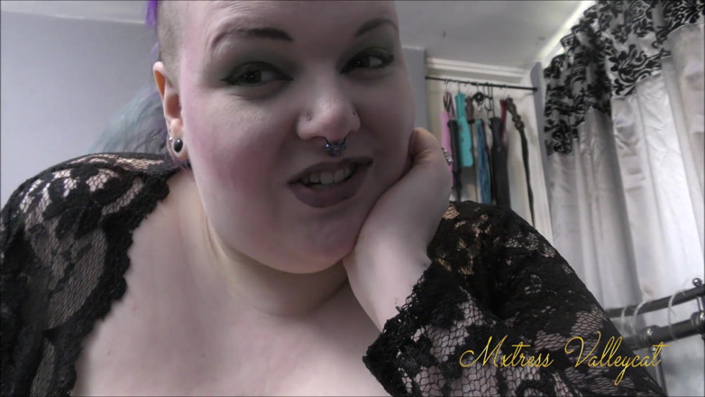 Mxtress Valleycat: Gothic foot kisses