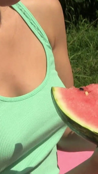 Vollwertiges lesbisches Picknick im freien und köstliche Wassermelone für Erfrischen und versautes Spiel