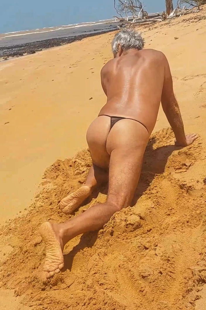 Ladysilvas: 海滩上的Ladysilva穿着内裤非常热辣