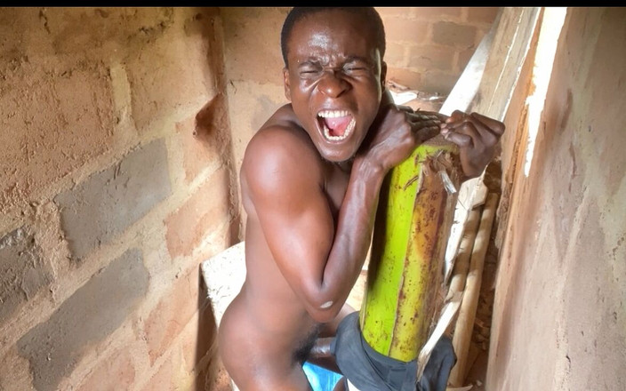 Bangcum8: 복잡하지 않은 건물에 숨어 있는 한 젊은 남자