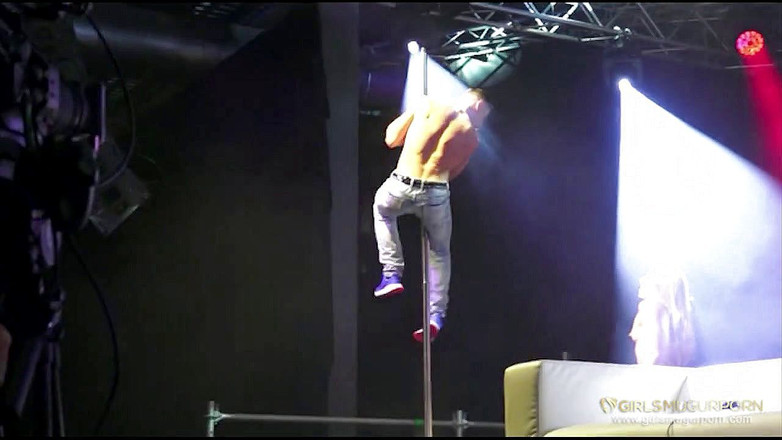 Mugur's World: 에로 축제에서 즐기는 겸둥이 천사 Emily