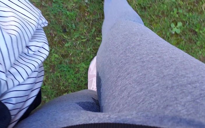Nicoletta Embassi: Nicoletta halka açık bir parkta yoga pantolonunu tamamen ıslatıyor - aşırı çiş teşhiri