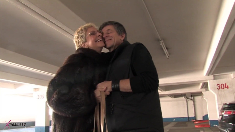 XdreamsTV: Mature woman is horny and want to score a man